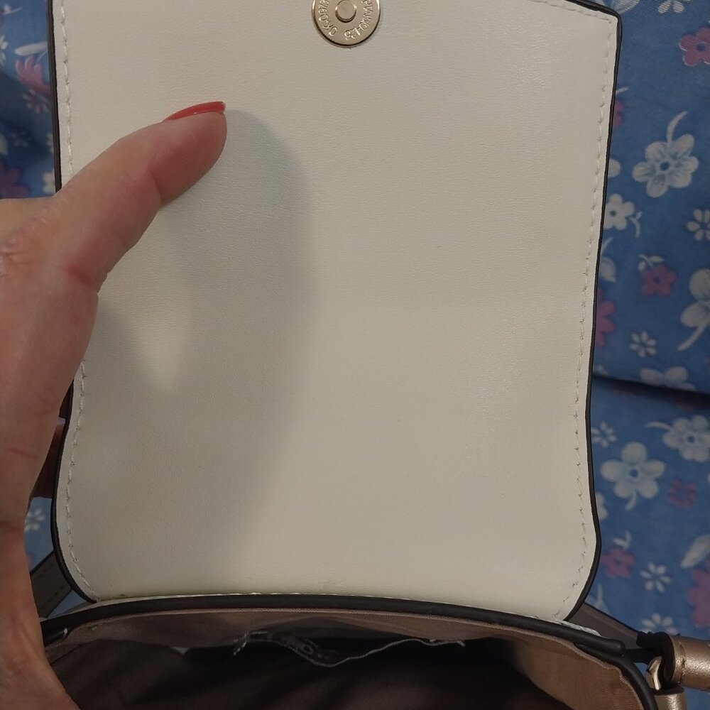 3106 Small Cato Crossbody Purse Bag in Gold and Cream. - Picture 5 of 12